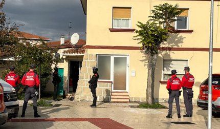 Agentes de la Policía Foral entran al domicilio de la Txantrea