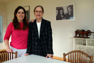 Ainara Goicoetxea y su madre, Mari Carmen Arbizu, junto a una fotografía de los padres de esta, los fundadores de la empresa.