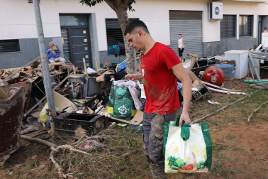 Voluntarios navarros colaboran el las localidades de Massanassa, Seraví y Catarroja /