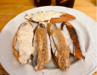 Algunos de los pinchos con la anchoa como protagonista que elaboran en el bar Txepetxa.