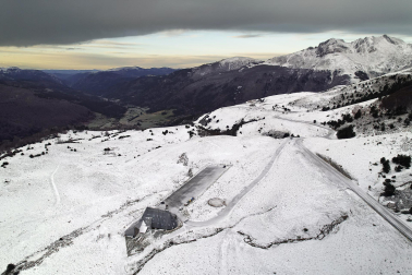 Fotos de la primera nevada en el Pirineo navarro./