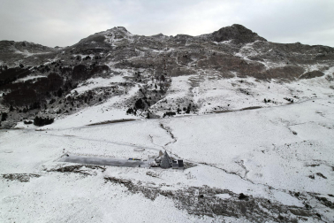 Fotos de la primera nevada en el Pirineo navarro./