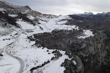 Fotos de la primera nevada en el Pirineo navarro./