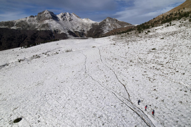 Fotos de la primera nevada en el Pirineo navarro./