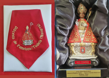 Pañuelo e imagen de San Fermín que han regalado al Pontífice