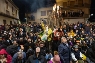 Vecinos y visitantes tratan de coger algunas de las nueces que se lanzaron durante la noche de este sábado 16 de noviembre desde el balcón de la Casa de la Villa de Fustiñana /