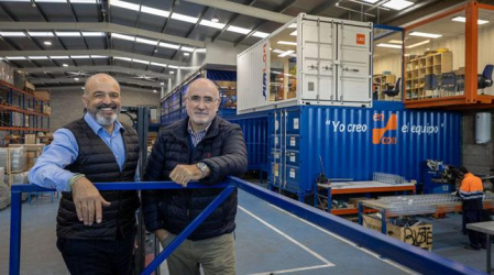 Julio Bustillo (izda) y Rául Musitu (dcha), junto a los contenedores marítimos recuperados como zona de trabajo en Sumelec