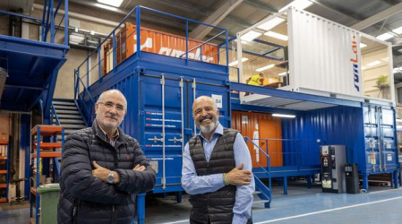 Julio Bustillo (izda) y Rául Musitu (dcha), junto a los contenedores marítimos recuperados como zona de trabajo en Sumelec