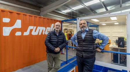 Julio Bustillo (izda) y Rául Musitu (dcha), junto a los contenedores marítimos recuperados como zona de trabajo en Sumelec