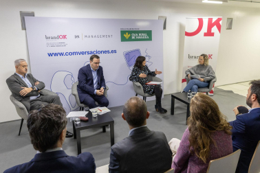 Primera de las mesas redondas del foro