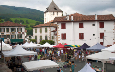 Mercadillo de artesanía en la plaza de Sara