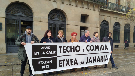 Representantes de entidades sociales de la Comunidad foral, este viernes frente al Palacio de Navarra