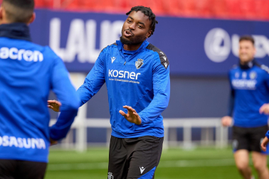 Enzo Boyomo, durante el entrenamiento a puerta cerrada en El Sadar /