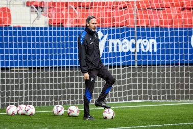 El técnico rojillo sujeta con la bota un balón durante el entrenamiento de Osasuna este viernes, 22 de noviembre, en El Sadar /