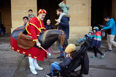 Salida de la Comparsa de Gigantes en San Saturnino.