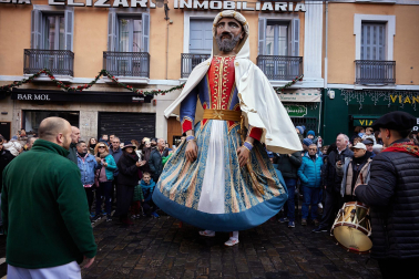 Salida de la Comparsa de Gigantes en San Saturnino.
