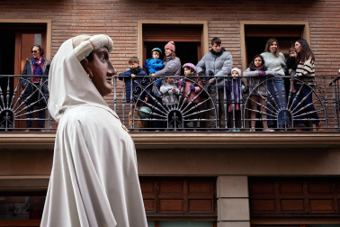 Salida de la Comparsa de Gigantes en San Saturnino.