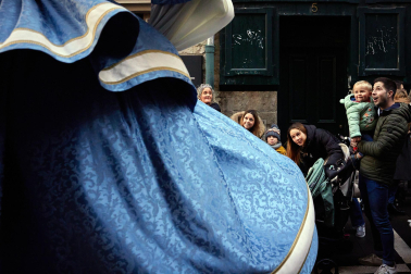 Salida de la Comparsa de Gigantes en San Saturnino.