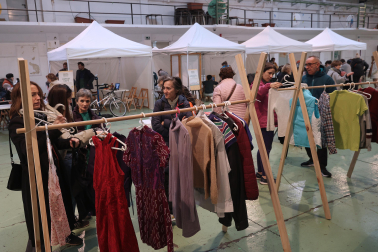 Abrigos, pantalones, jerséis y camisetas fueron las prendas más recurrentes en el espacio de intercambio de ropa