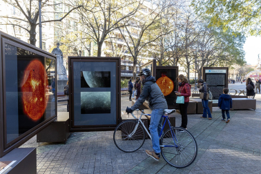 Fotos de la exposición al aire libre ‘Otros mundos’, en el Paseo de Sarasate de Pamplona.