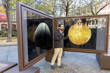 Fotos de la exposición al aire libre ‘Otros mundos’, en el Paseo de Sarasate de Pamplona.