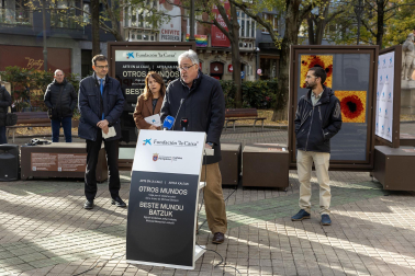 Fotos de la exposición al aire libre ‘Otros mundos’, en el Paseo de Sarasate de Pamplona.