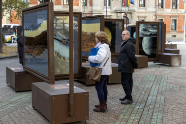 Fotos de la exposición al aire libre ‘Otros mundos’, en el Paseo de Sarasate de Pamplona.