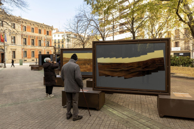 Fotos de la exposición al aire libre ‘Otros mundos’, en el Paseo de Sarasate de Pamplona.
