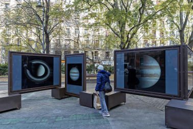 Fotos de la exposición al aire libre ‘Otros mundos’, en el Paseo de Sarasate de Pamplona.