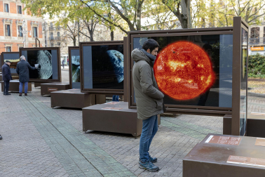 Fotos de la exposición al aire libre ‘Otros mundos’, en el Paseo de Sarasate de Pamplona.