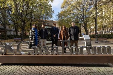 Fotos de la exposición al aire libre ‘Otros mundos’, en el Paseo de Sarasate de Pamplona.