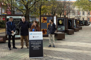 Fotos de la exposición al aire libre ‘Otros mundos’, en el Paseo de Sarasate de Pamplona.