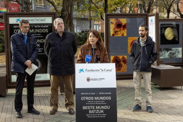 Fotos de la exposición al aire libre ‘Otros mundos’, en el Paseo de Sarasate de Pamplona.