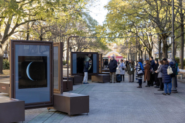 Fotos de la exposición al aire libre ‘Otros mundos’, en el Paseo de Sarasate de Pamplona.
