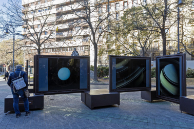 Fotos de la exposición al aire libre ‘Otros mundos’, en el Paseo de Sarasate de Pamplona.