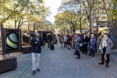 Fotos de la exposición al aire libre ‘Otros mundos’, en el Paseo de Sarasate de Pamplona.