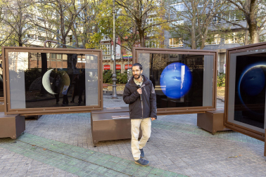 Fotos de la exposición al aire libre ‘Otros mundos’, en el Paseo de Sarasate de Pamplona.