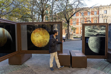Fotos de la exposición al aire libre ‘Otros mundos’, en el Paseo de Sarasate de Pamplona.