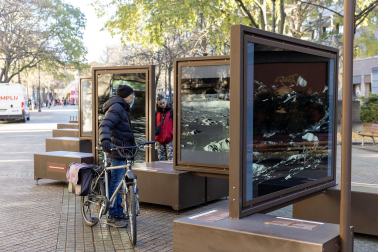 Fotos de la exposición al aire libre ‘Otros mundos’, en el Paseo de Sarasate de Pamplona.