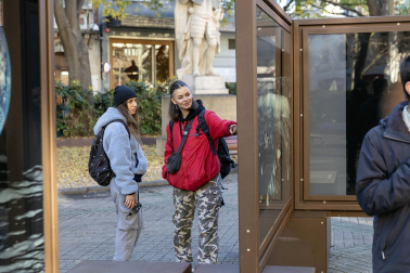 Fotos de la exposición al aire libre ‘Otros mundos’, en el Paseo de Sarasate de Pamplona.