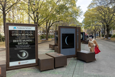 Fotos de la exposición al aire libre ‘Otros mundos’, en el Paseo de Sarasate de Pamplona.