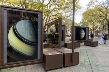 Fotos de la exposición al aire libre ‘Otros mundos’, en el Paseo de Sarasate de Pamplona.