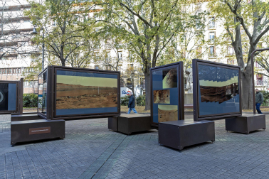 Fotos de la exposición al aire libre ‘Otros mundos’, en el Paseo de Sarasate de Pamplona.