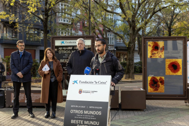Fotos de la exposición al aire libre ‘Otros mundos’, en el Paseo de Sarasate de Pamplona.