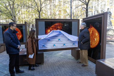 Fotos de la exposición al aire libre ‘Otros mundos’, en el Paseo de Sarasate de Pamplona.