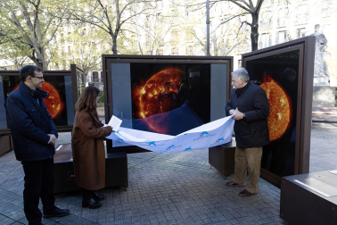 Fotos de la exposición al aire libre ‘Otros mundos’, en el Paseo de Sarasate de Pamplona.