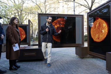 Fotos de la exposición al aire libre ‘Otros mundos’, en el Paseo de Sarasate de Pamplona.