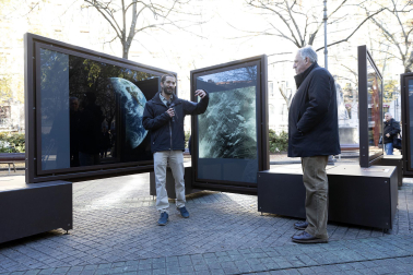 Fotos de la exposición al aire libre ‘Otros mundos’, en el Paseo de Sarasate de Pamplona.