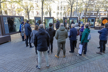 Fotos de la exposición al aire libre ‘Otros mundos’, en el Paseo de Sarasate de Pamplona.