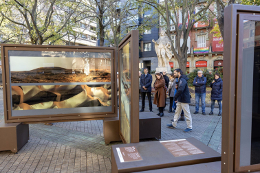 Fotos de la exposición al aire libre ‘Otros mundos’, en el Paseo de Sarasate de Pamplona.